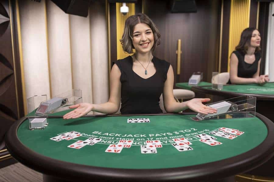 Casino-Bereich verbunden mit komfortablem Lounge-Bereich